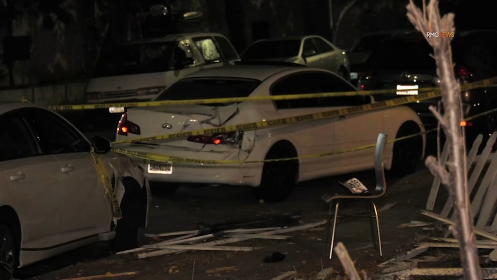 Car drives onto sidewalk in Long Beach, strikes 6 people