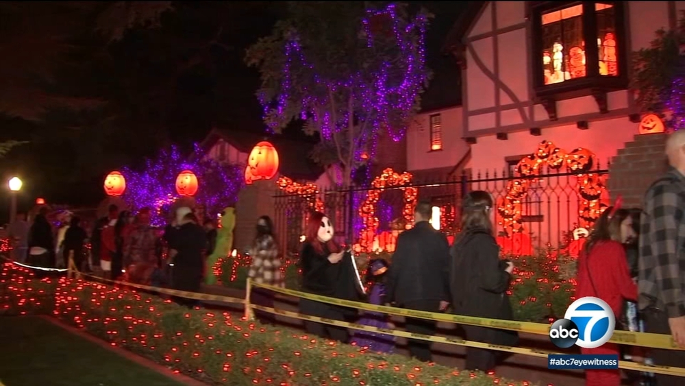 After missing out last year, trick-or-treaters turn out in Toluca Lake