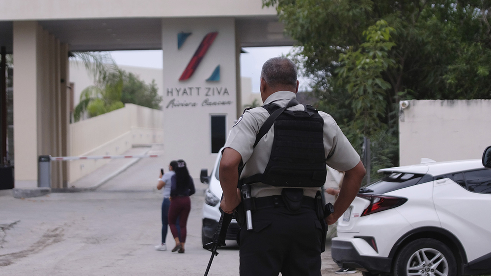 2 dead in dramatic shootout near upscale Mexican resorts