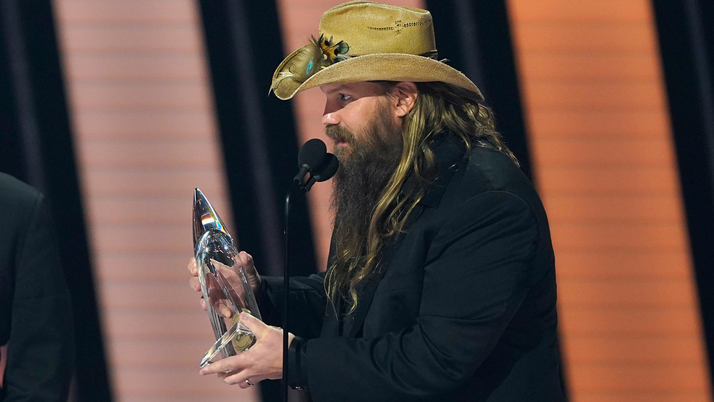 CMA Awards: Chris Stapleton takes 6 at CMAs, Luke Combs wins top prize
