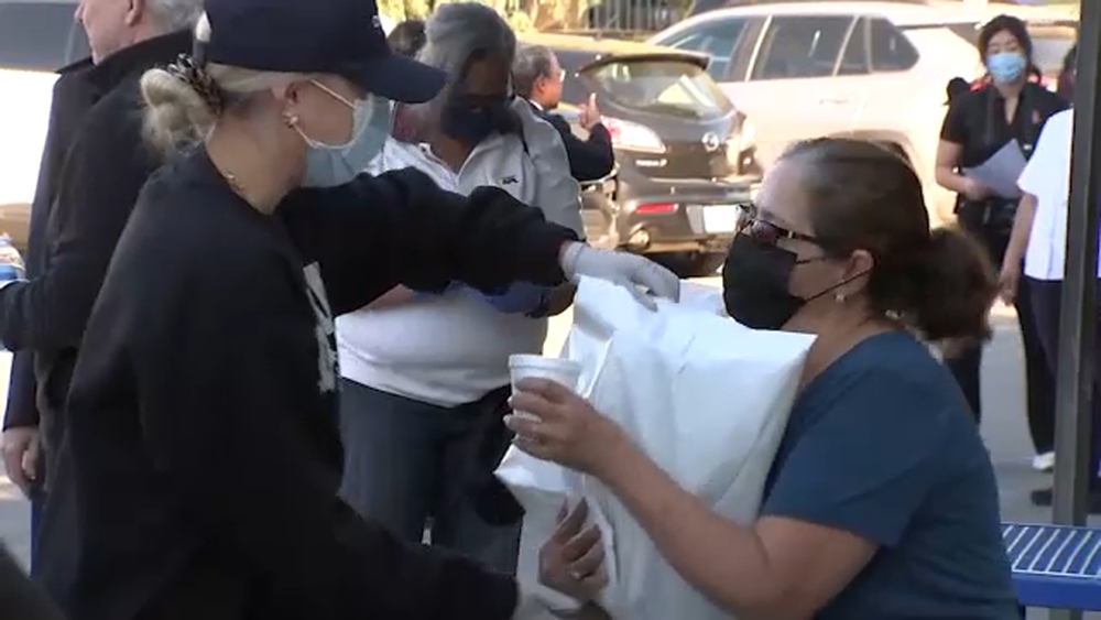 More than 1,500 free turkeys given to South LA families in need