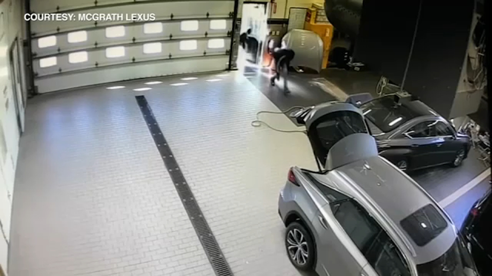 Car dealerships targeted by brazen daytime car thieves in Chicago's west suburbs, police warn