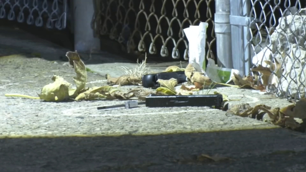 Deliveryman shoots, kills armed suspects trying to rob him