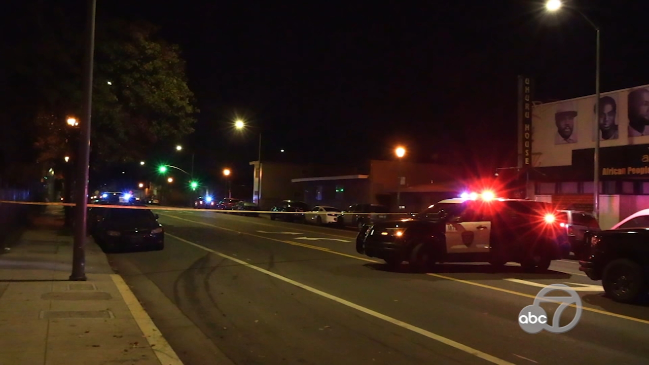 Robbery suspects shoot at Oakland police officers