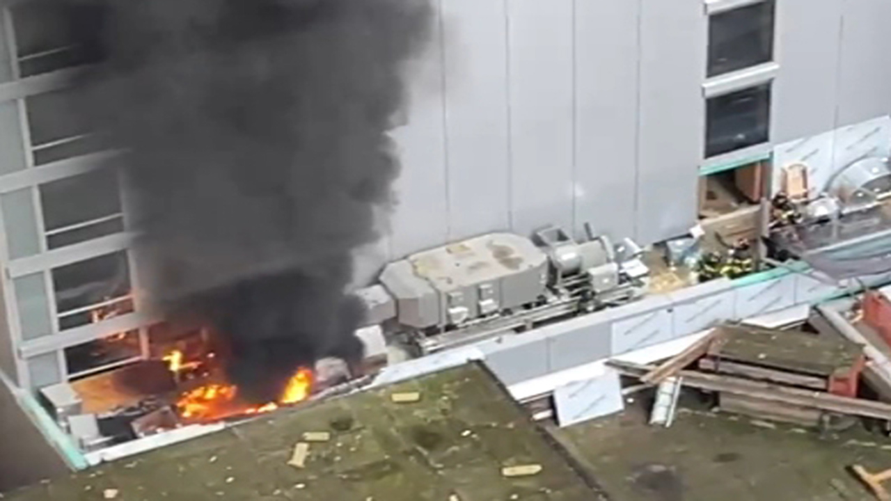 7 hurt in fire at Manhattan high-rise building