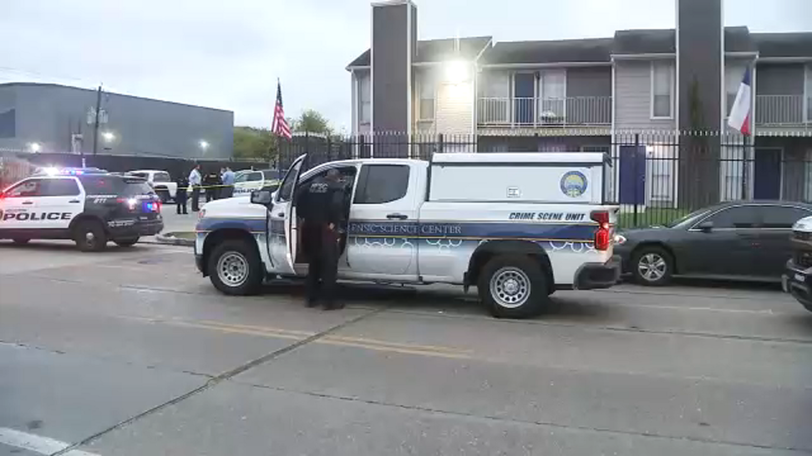 Man dies from gunshot wound to head outside southwest Houston apartment