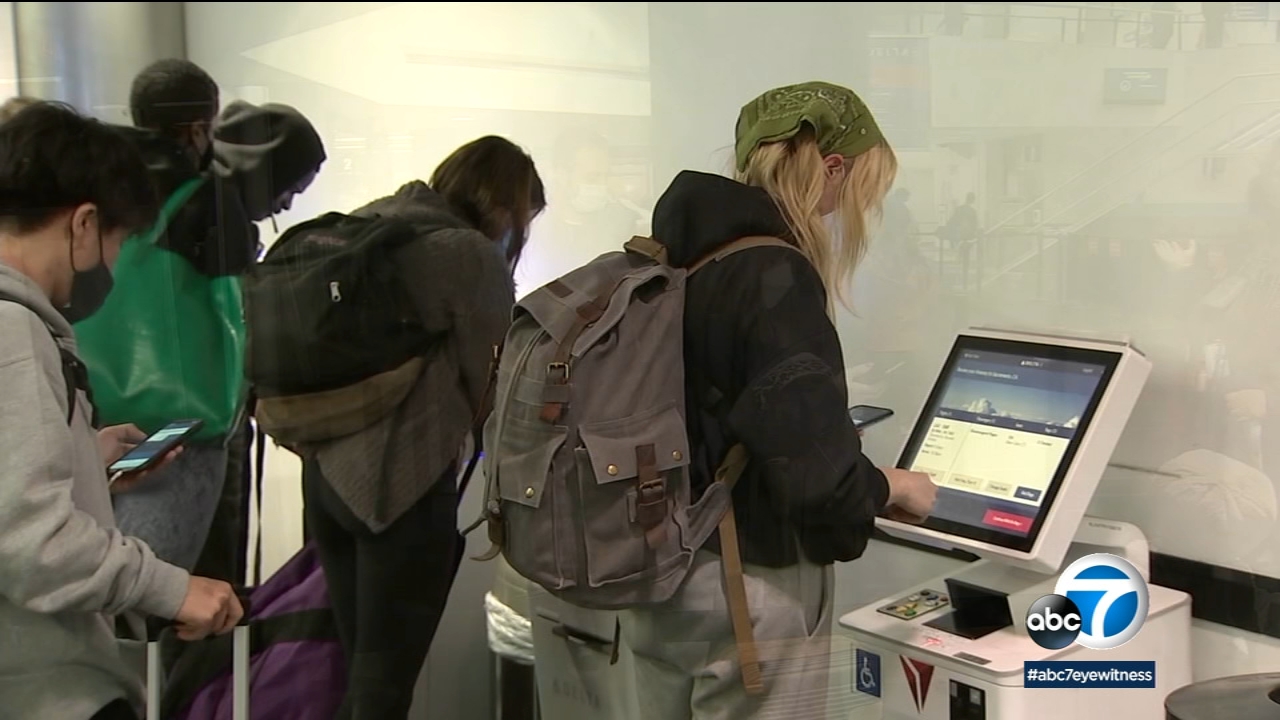 LAX: Sunday sees rush of travelers as Thanksgiving fliers return home