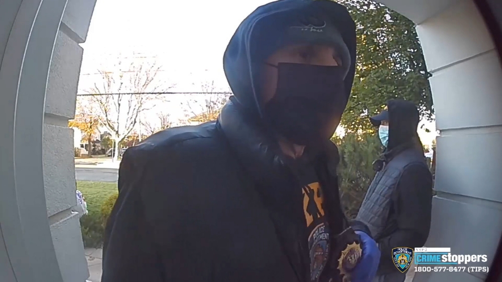Video: Suspects impersonating NYPD officers rob home in the Bronx 