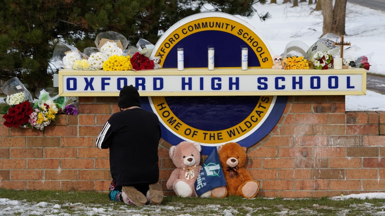 oxford high school shooting 4th student dies alleged gunman identified and charged abc7 chicago