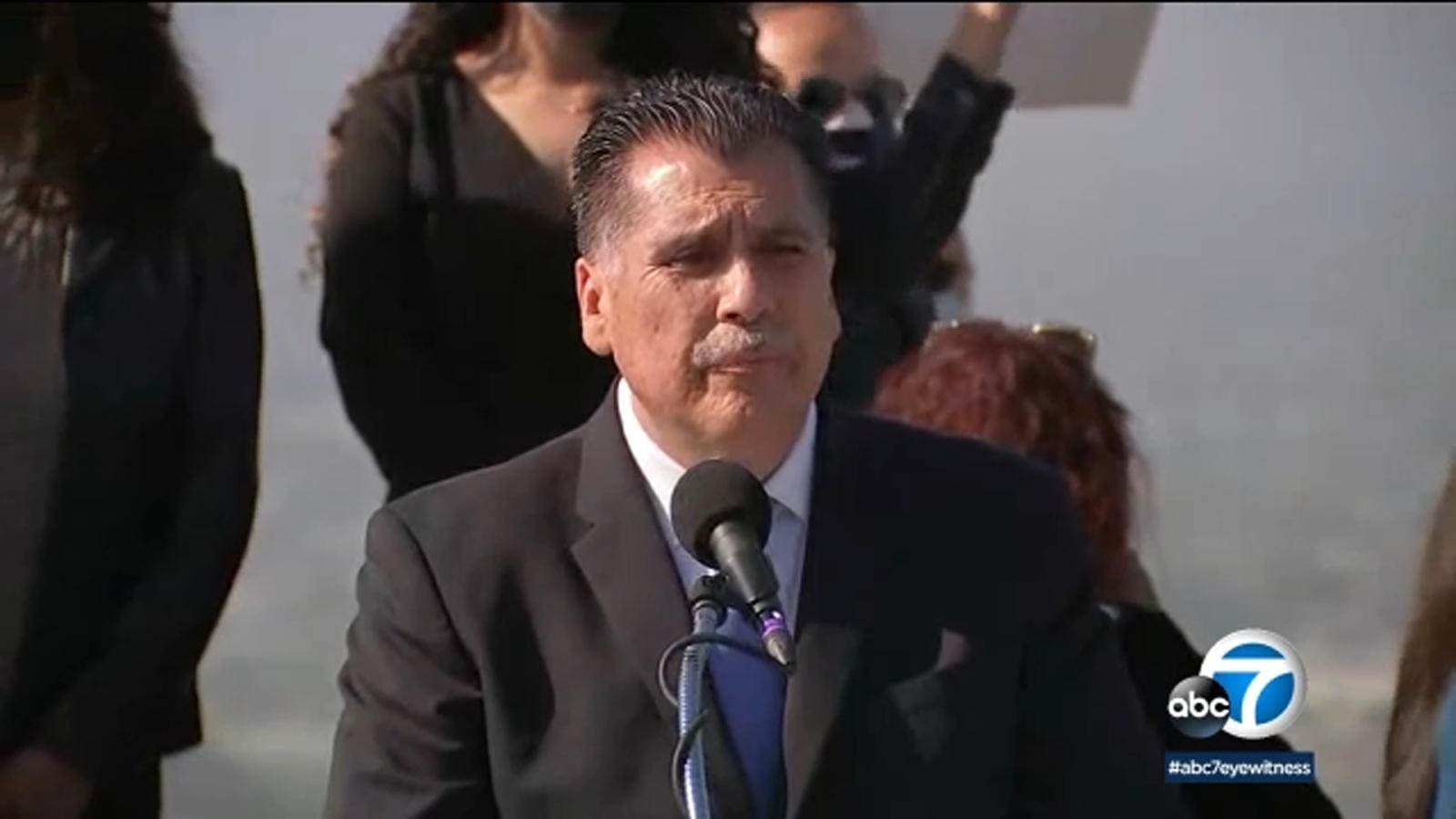Los Angeles County sheriff race: Long Beach Police Chief Robert Luna ...