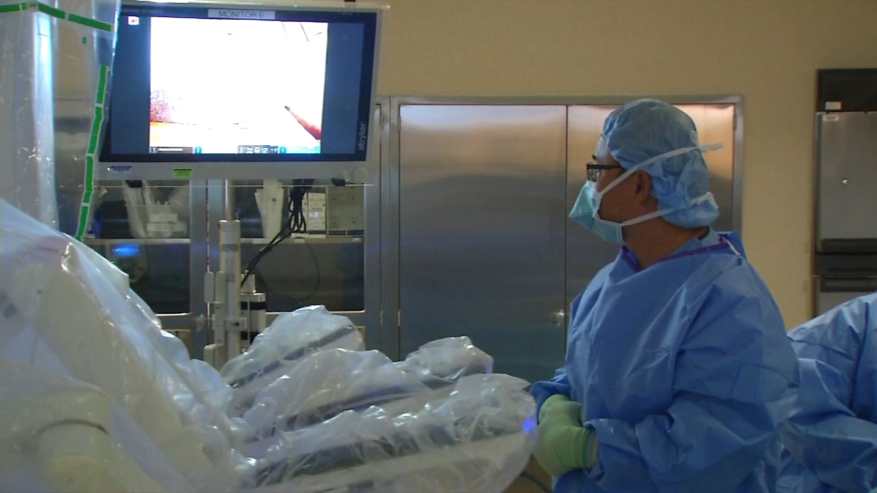 Peninsula surgeon achieves milestone in robotic surgery