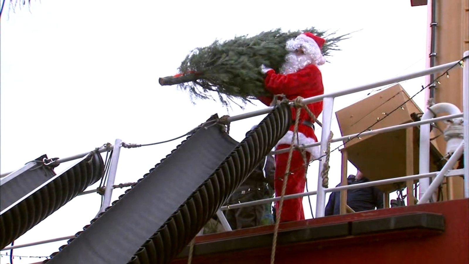 Chicago's 'Christmas Ship' delivers 1,200 trees to Navy Pier for area
