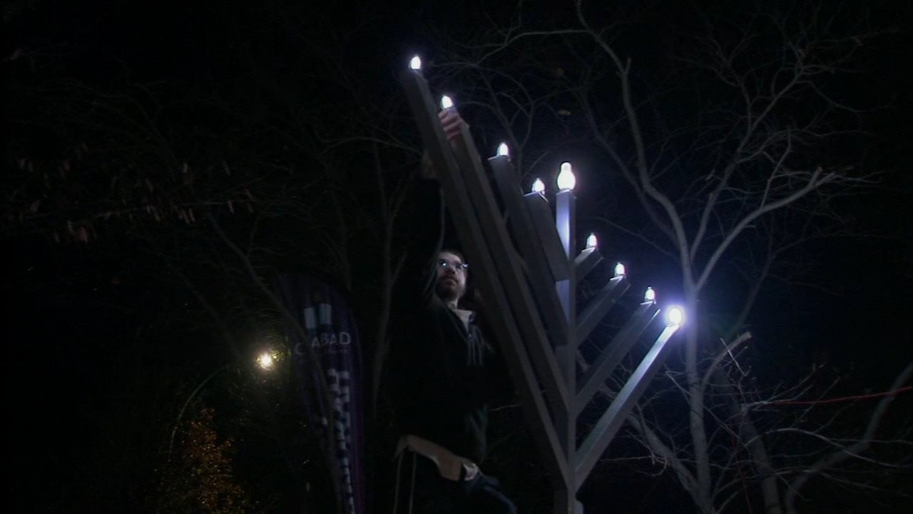 Menorah lighting held in Queens, 1 week after vandals struck