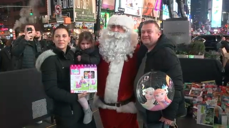 Christmas Toy Giveaway 2022 Nyc Nypd Officers Hold Toy Giveaway In Times Square, Provide Safety For  Tourists - Abc7 New York