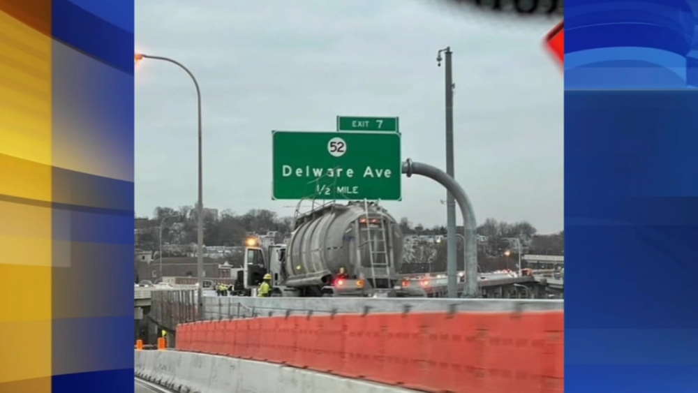 Delaware Avenue sign misspelled on I-95
