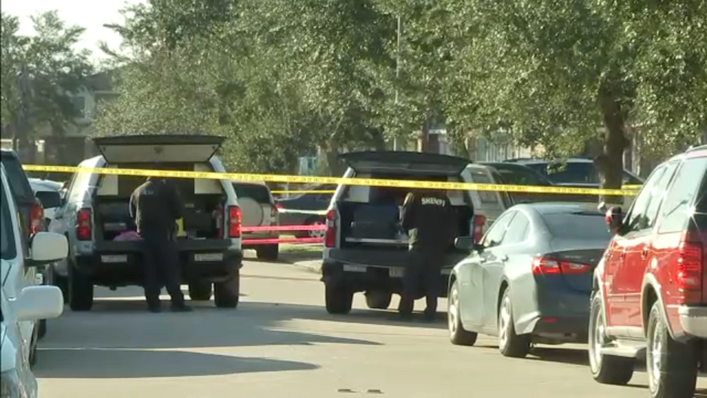 Woman shoots and kills man during attempted robbery, deputies say