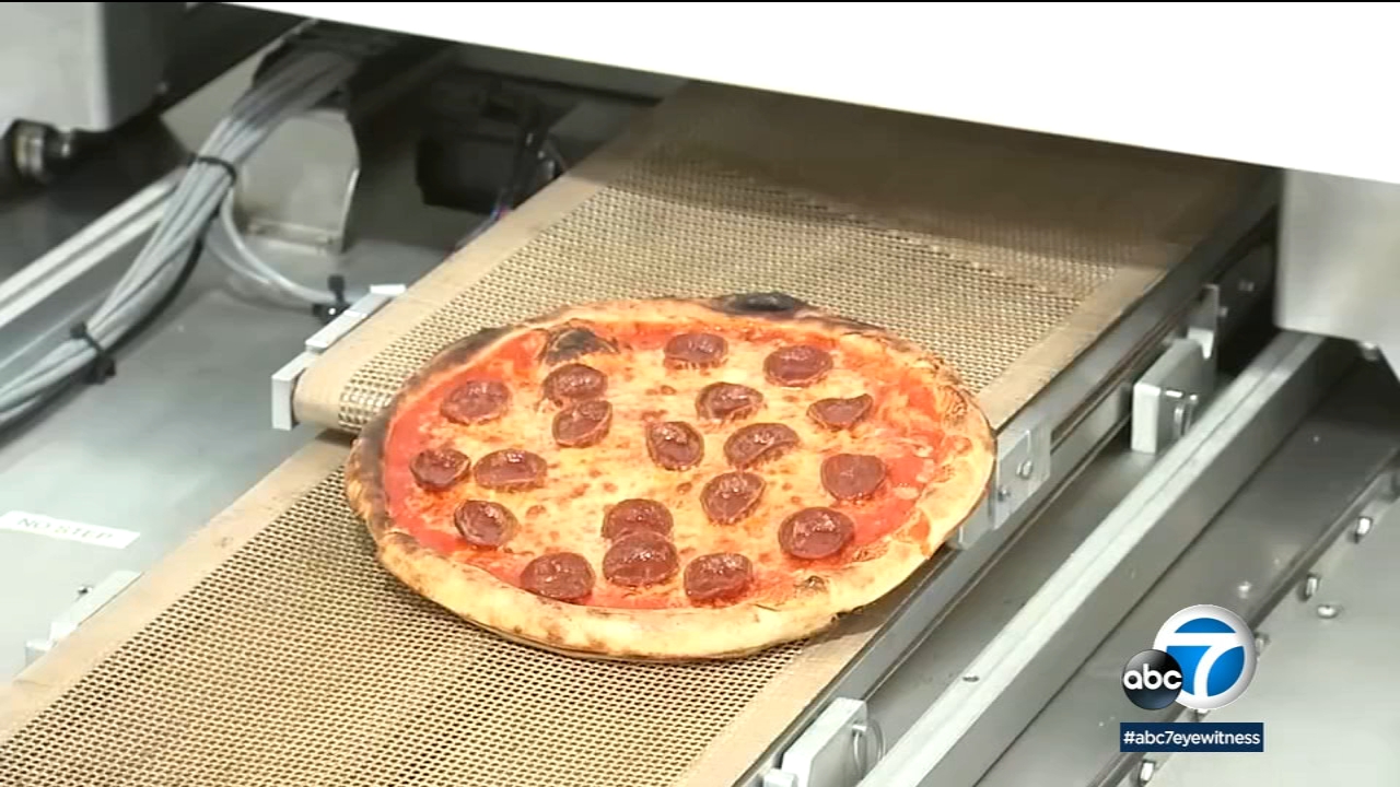Robotic restaurant on wheels can produce 100 pizzas an hour