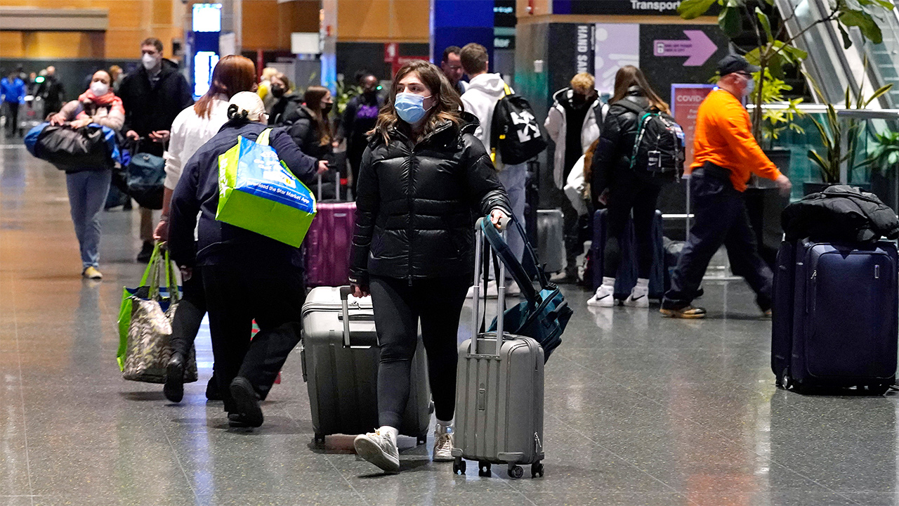 Hundreds of Christmas flights canceled amid COVID surge