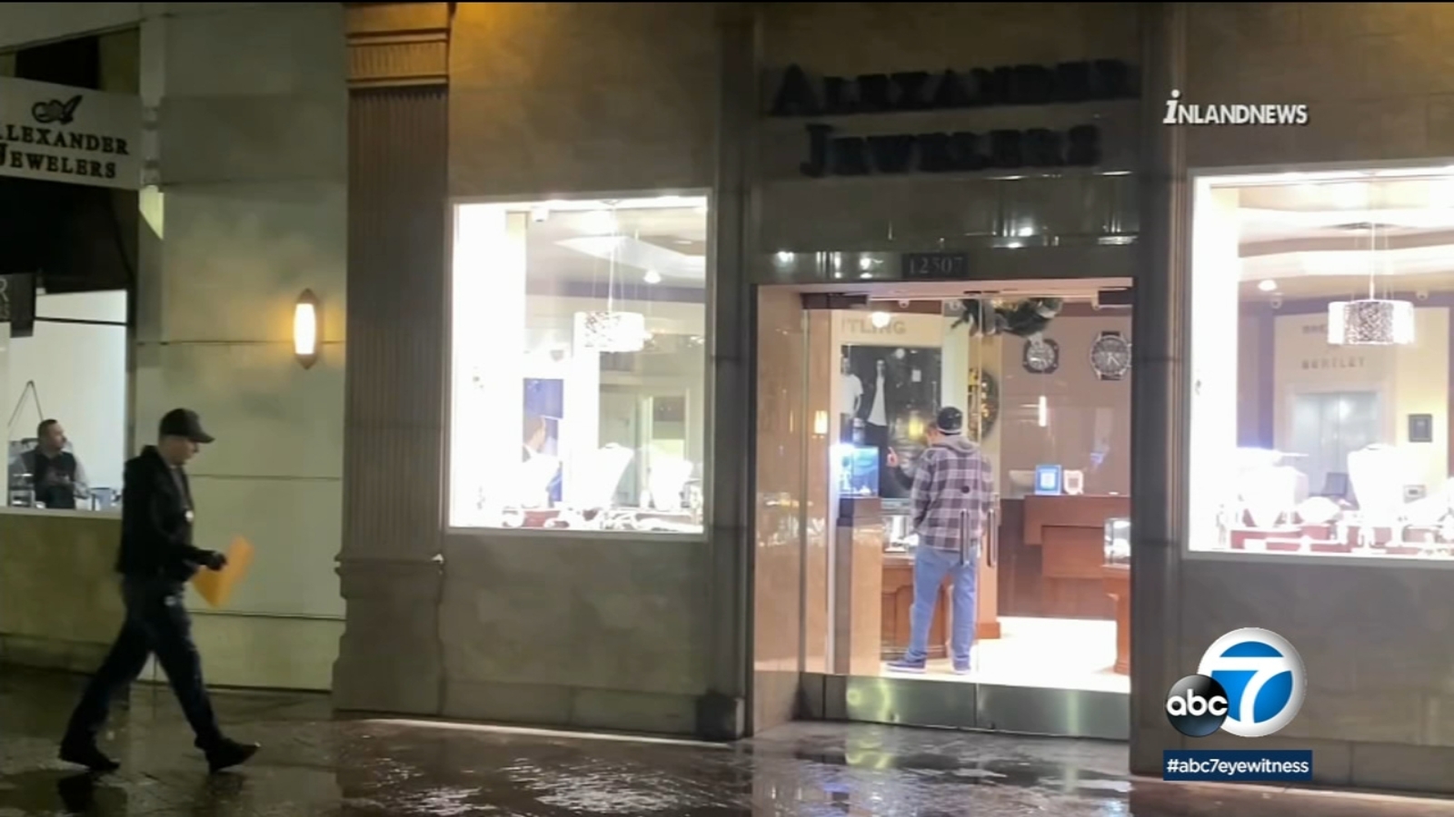Smash-and-grab robbers target Alexander Jewelers store at Victoria ...