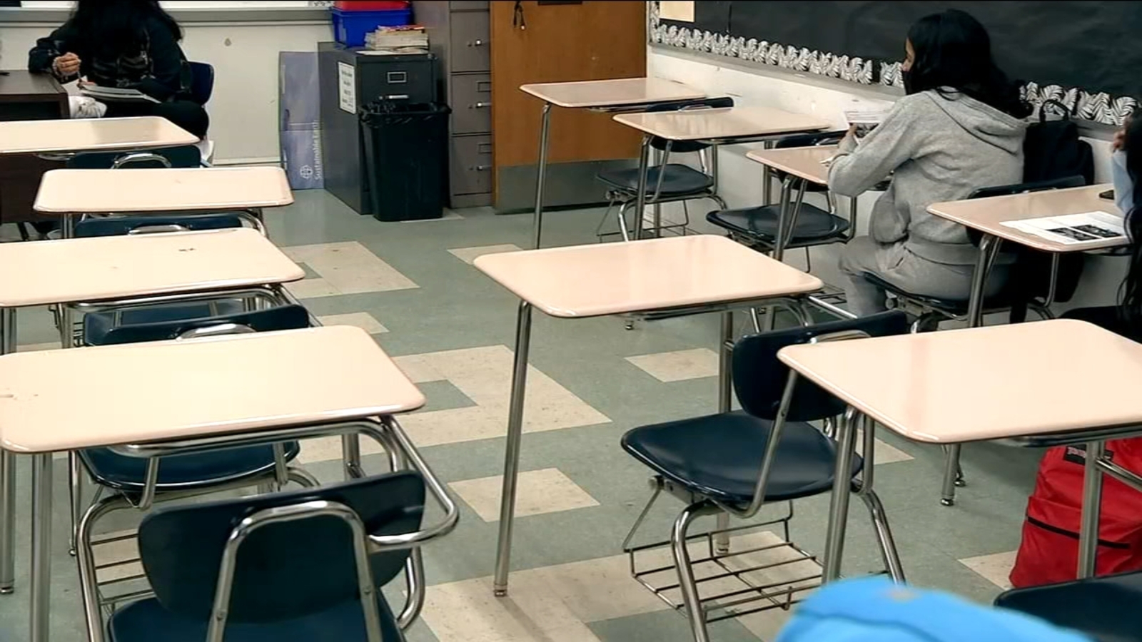 covid-omicron-long-island-school-districts-struggle-to-keep-in-person