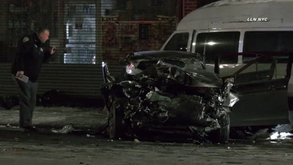 Woman killed, 5 others injured in single-car crash in Queens