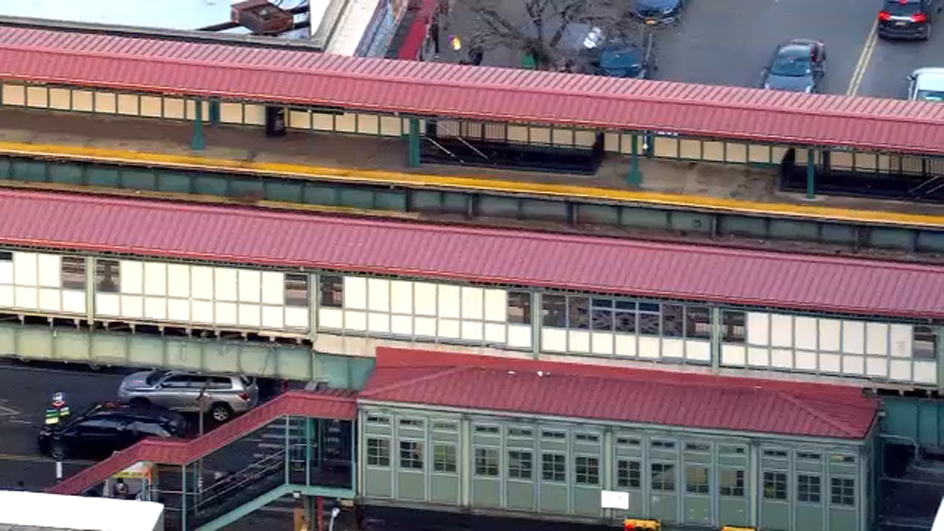 Man shot on subway train in the Bronx; 2 suspects flee