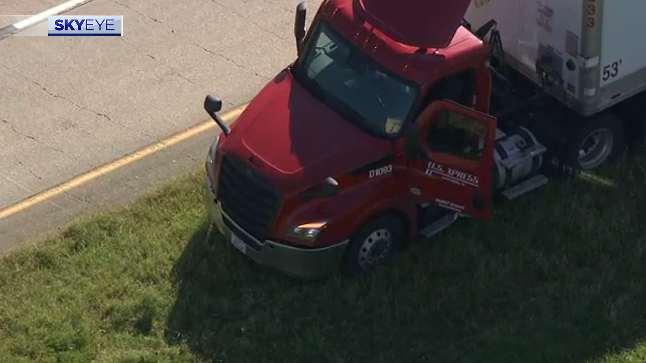 18-wheeler hits and kills man on US 90 in NE Harris Co.