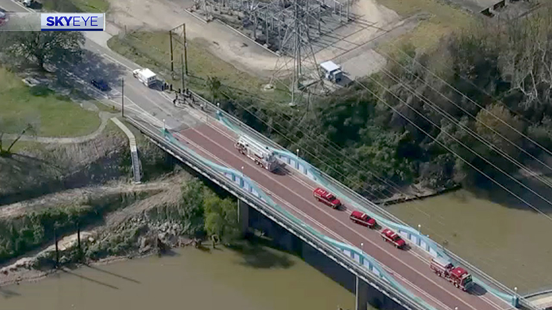 hfd-pulls-woman-from-buffalo-bayou-near-downtown-abc13-houston