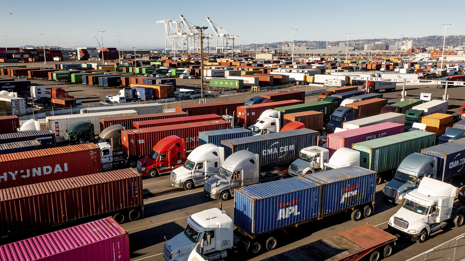 Featured image of post U.S. to let teens drive big rigs in test program to help ease supply chain shortage