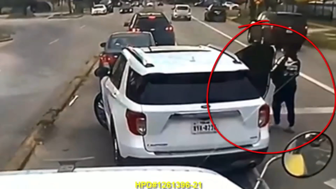 Woman stopped at intersection robbed when man punches her window