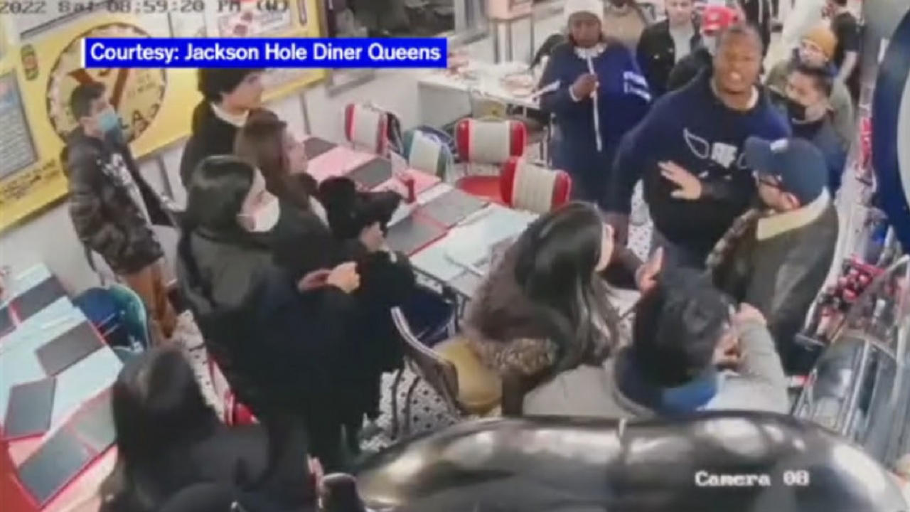 Queens diner customer threatens people with knife