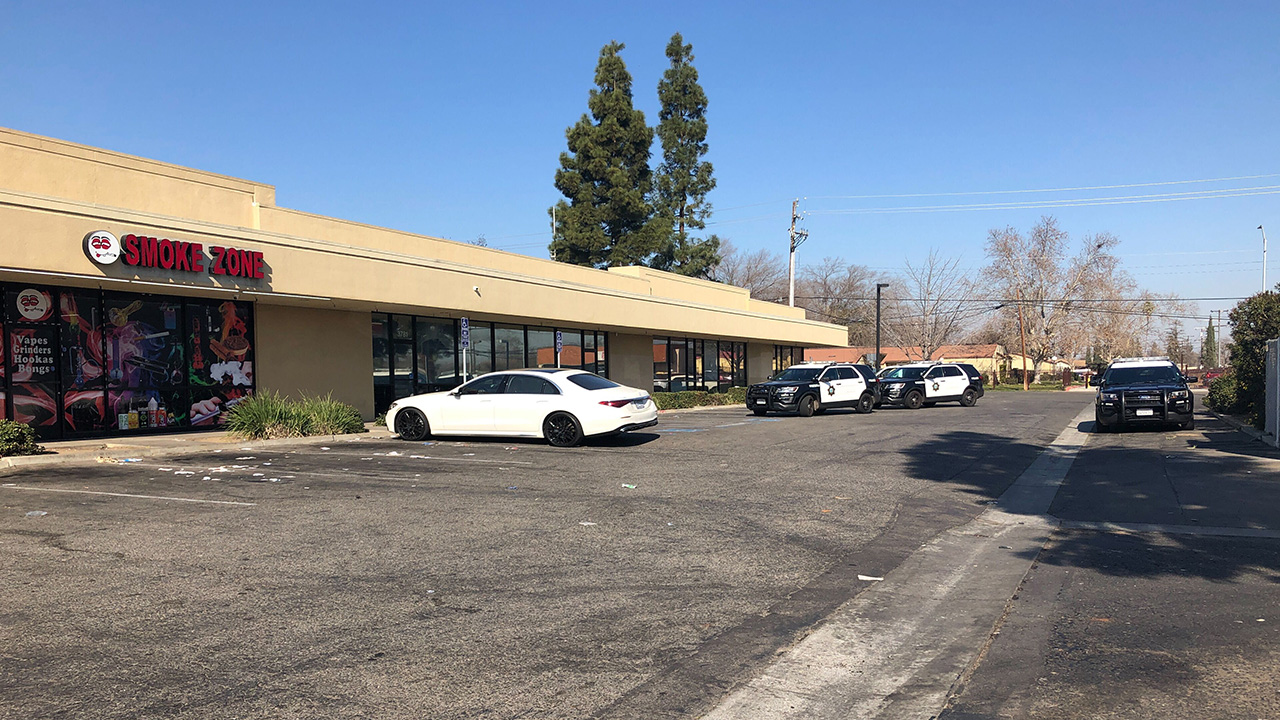 Armed suspect robs central Fresno smoke shop