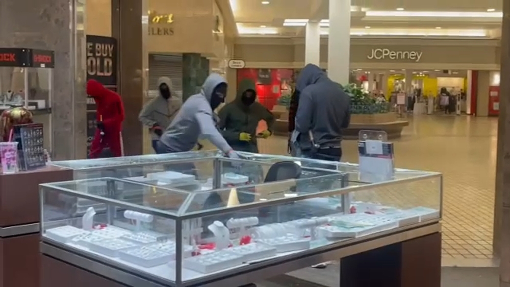 Smash-and-grab robbery caught on video inside California mall