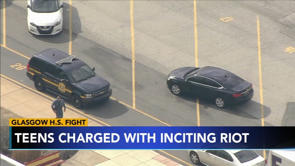 2 teens facing charges after high school fight in Delaware