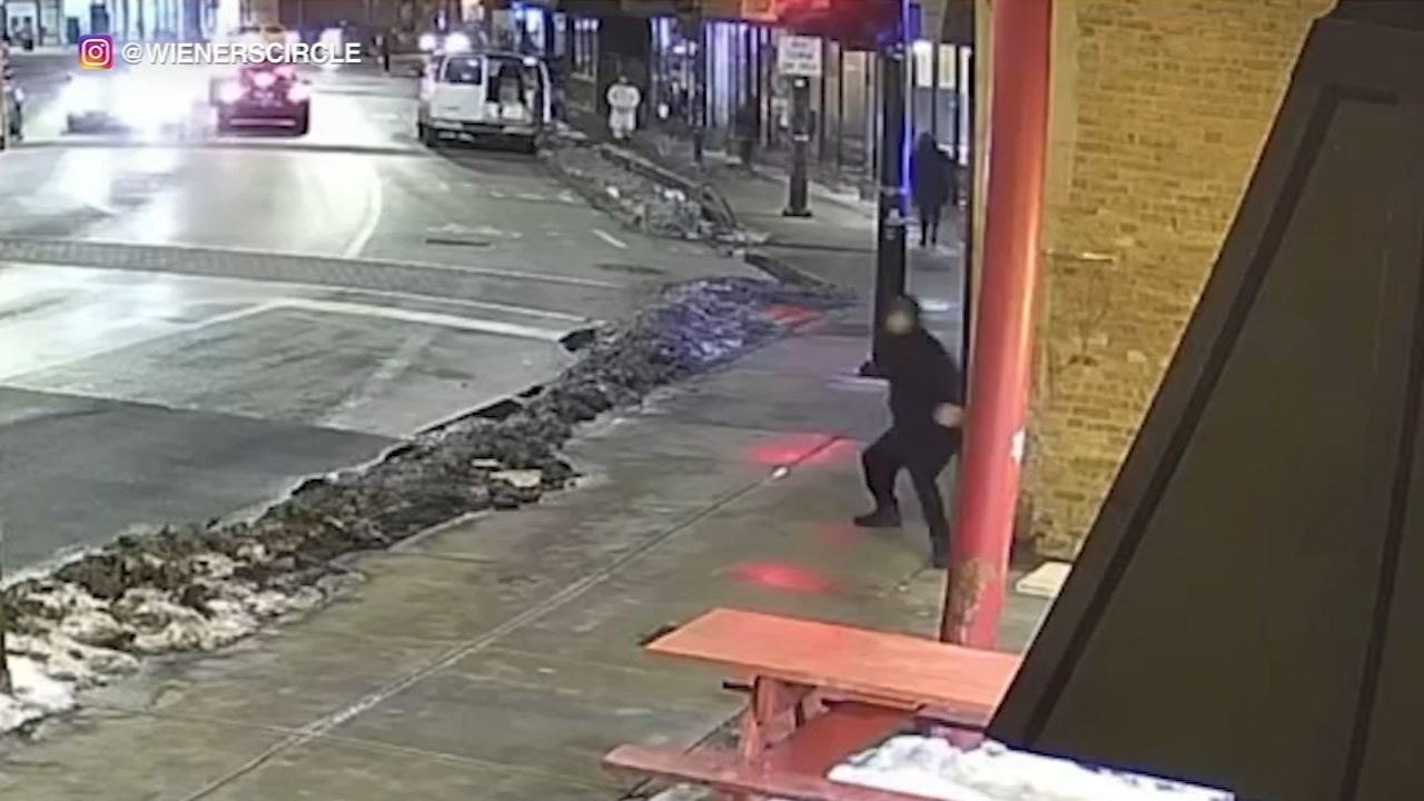 VIDEO: Man smashes Wiener's Circle glass door with brick