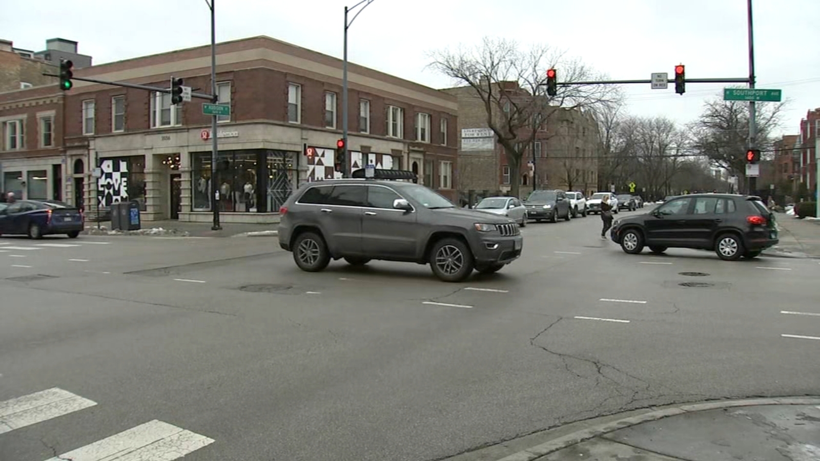 Chicago carjacking today Woman pistolwhipped by carjacker in Lakeview