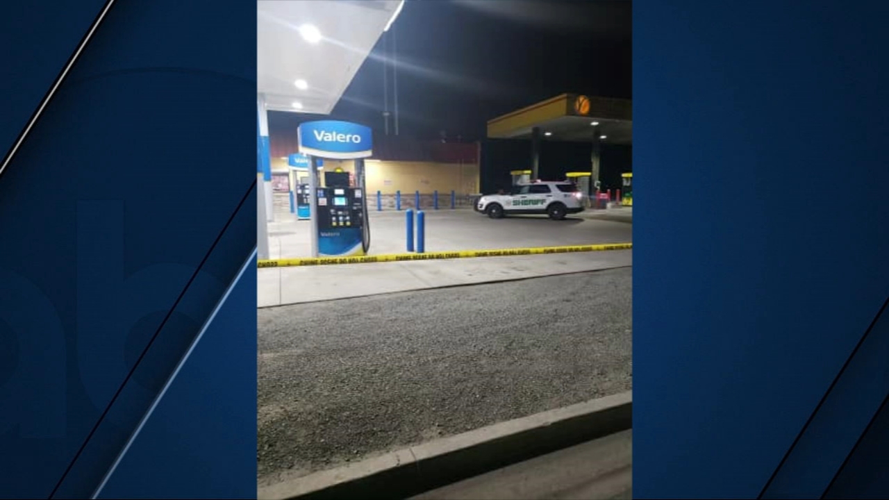 Deputies searching for armed suspects who robbed Tipton store