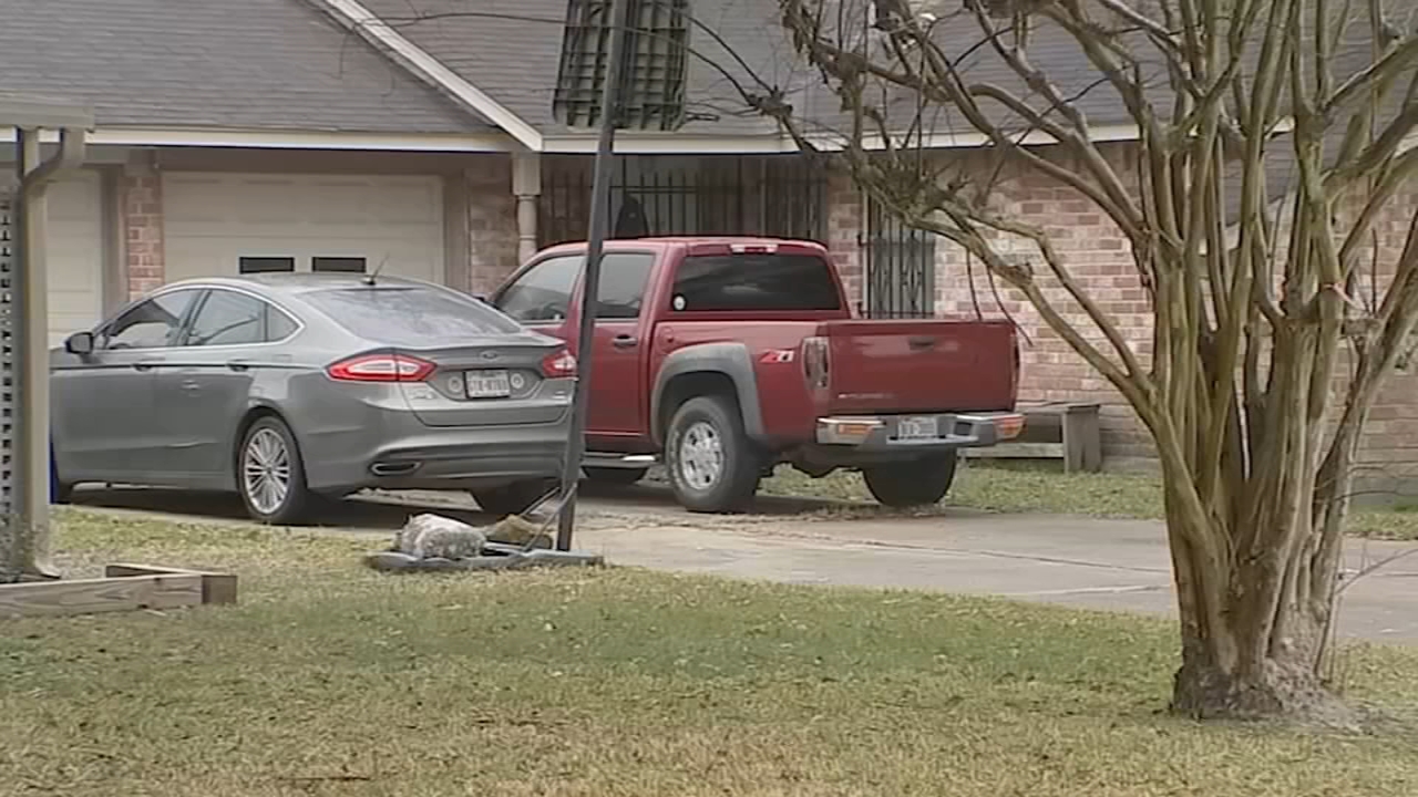 Husband finds wife stabbed to death inside home in NE Harris County