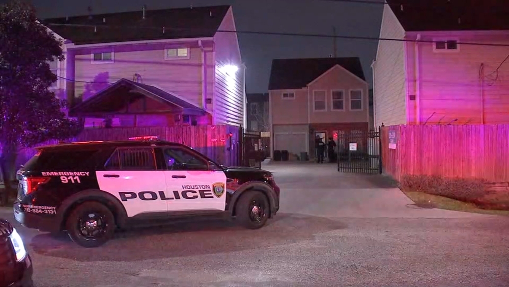 Homeowner shoots and kills intruder in SW Houston, police say