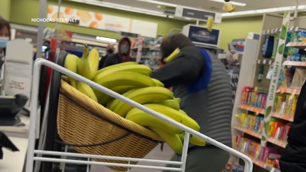 EXCLUSIVE: Video shows bizarre theft tuned food fight in SF
