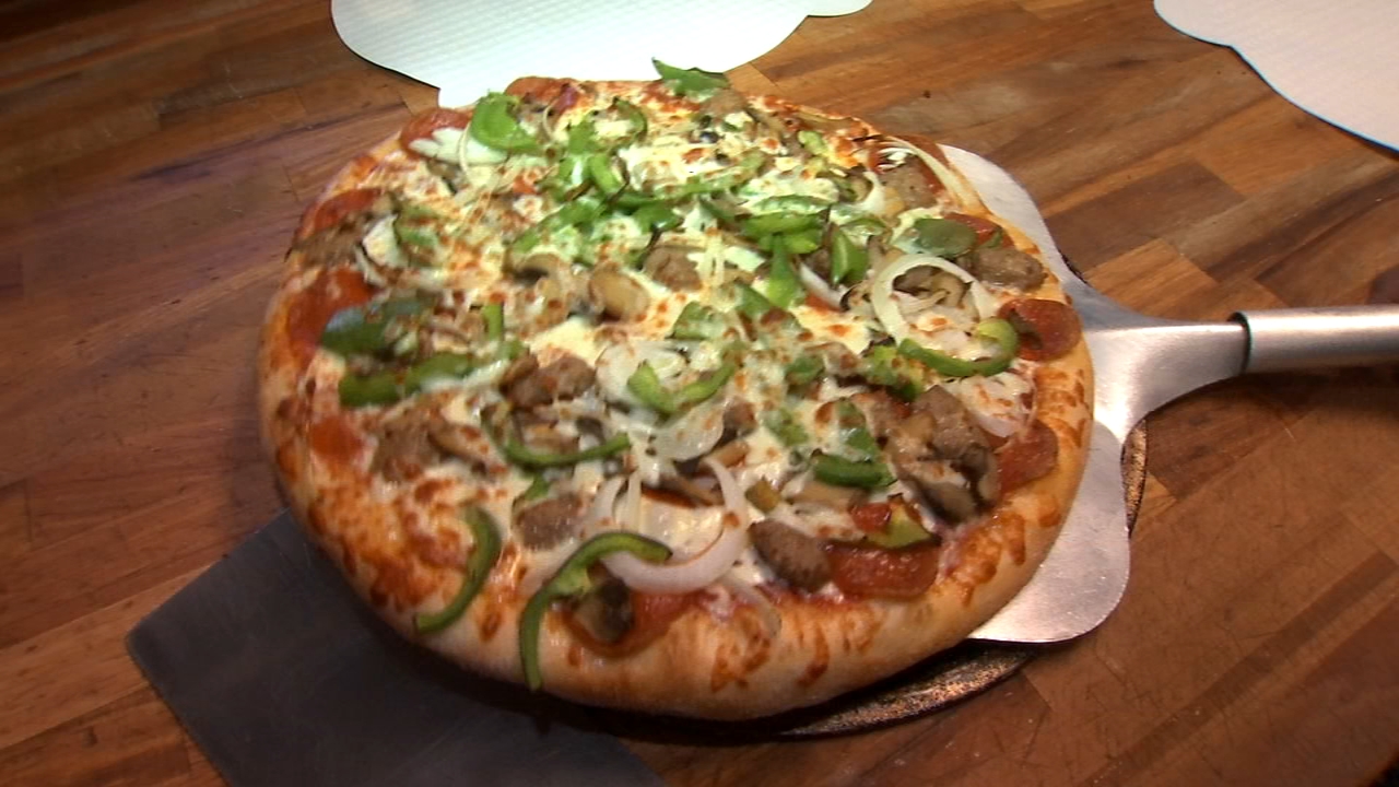 New pizza parlor opening in Clovis and looks to hire