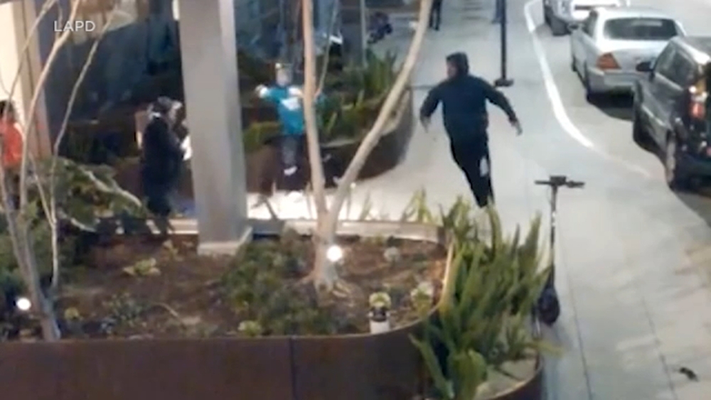 Video shows suspects attacking Lamborghini driver during DTLA robbery
