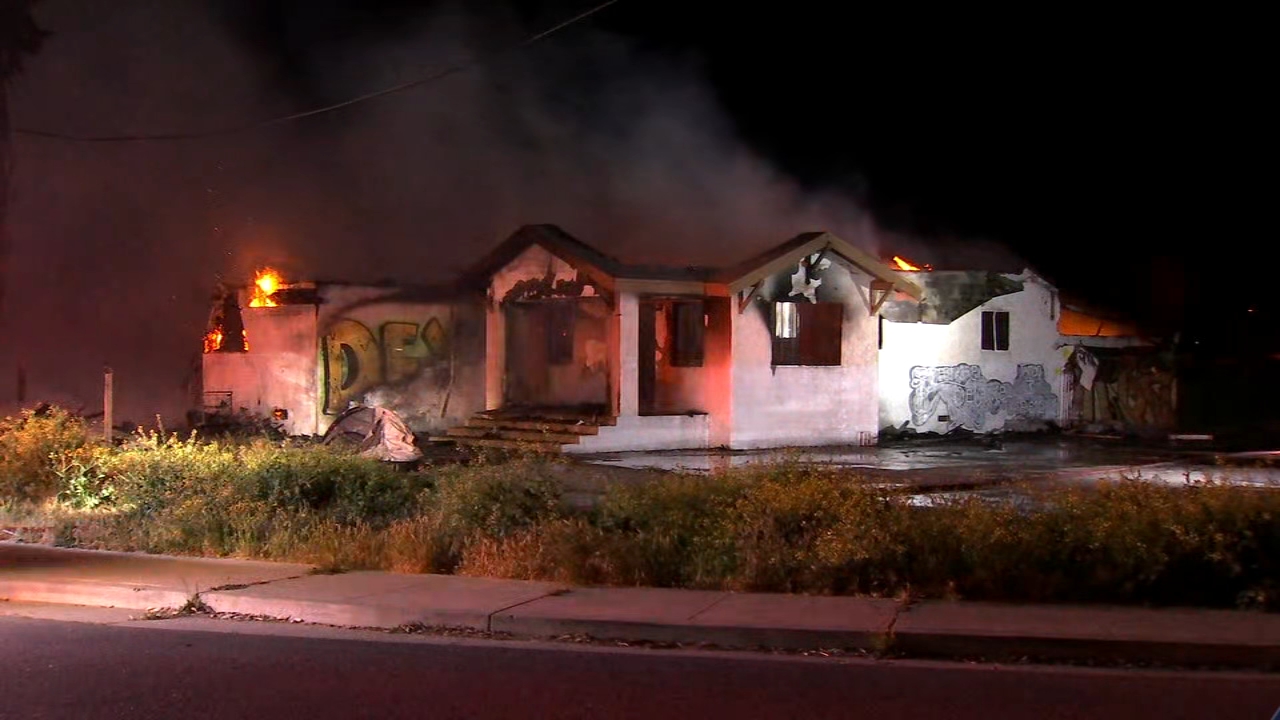 Intense fire destroys abandoned home in Atwater