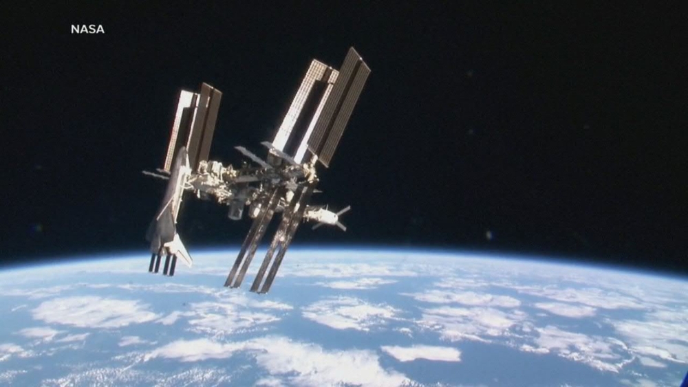 Russia threatens to abandon American in space