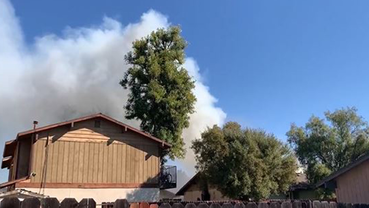 6 displaced after large apartment fire in central Fresno