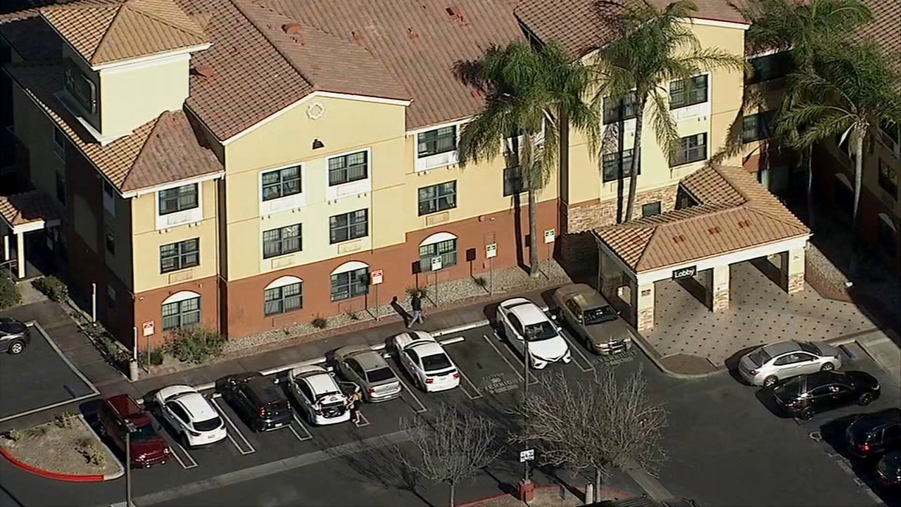 Man found dead inside Woodland Hills hotel room, LAPD investigating
