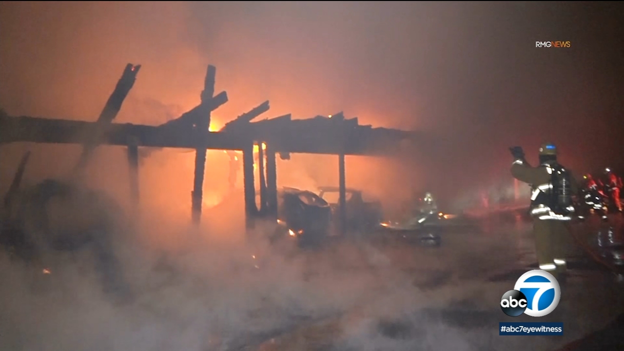 Carport fire destroys several cars in Thousand Oaks