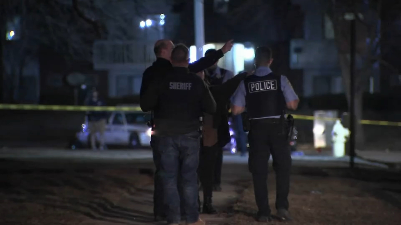 Crest Hill Shooting Man Killed By Police After Stabbing Seriously Injuring Officer On Pioneer Road Police Say Abc7 Chicago