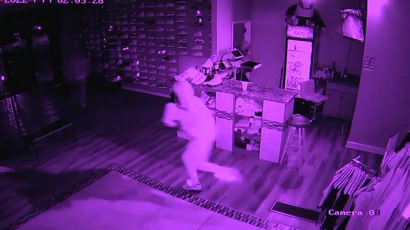 Chicago crime: Video shows smash and grab burglary at Flee Club on West ...