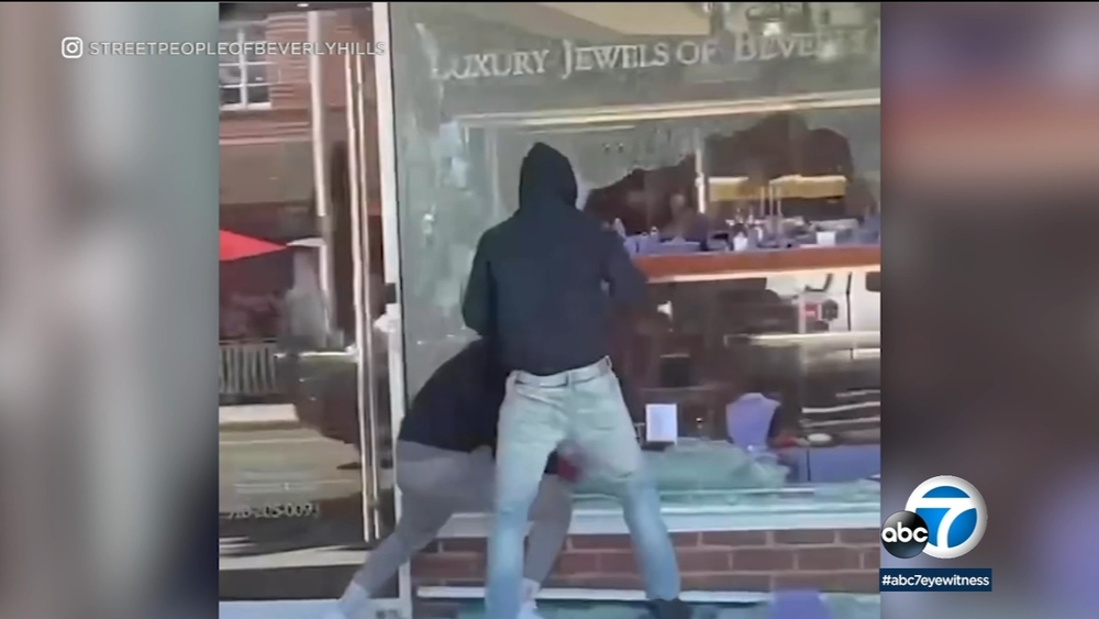 Smash-and-grab robbers target Beverly Hills jewelry store, police say